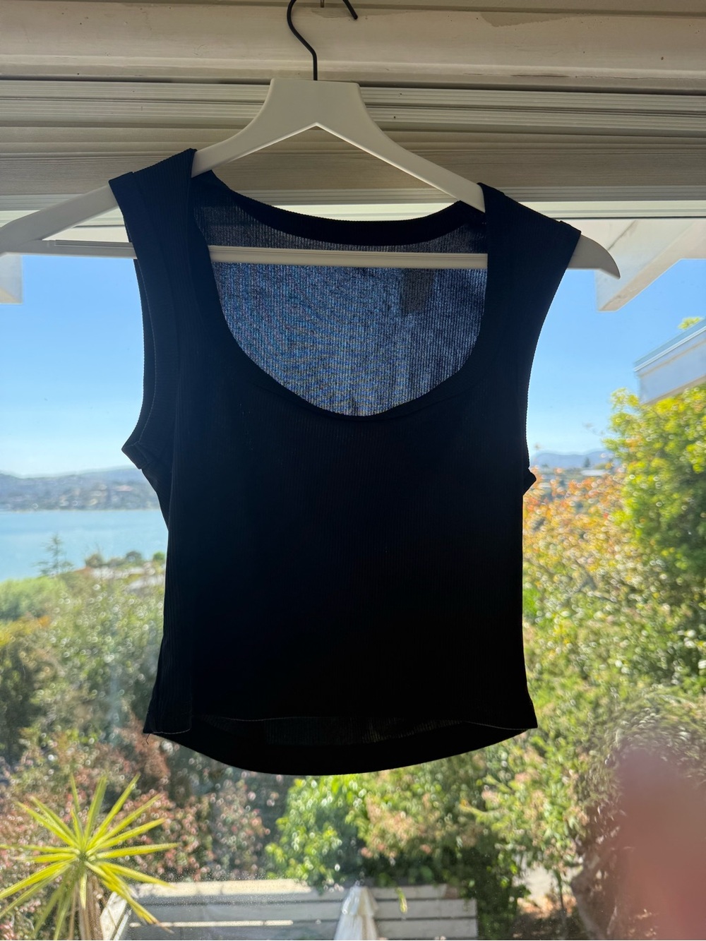 Black Sleeveless Scoop Neck Tank cropped Top - Brand Unknown